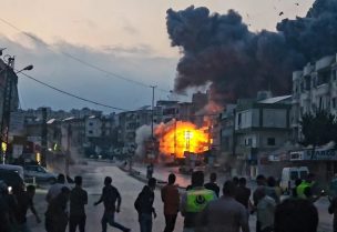الطيران الاسرائيلي يقصف مبنى سكنيا في بلدة تول جنوب لبنان (الأناضول)
