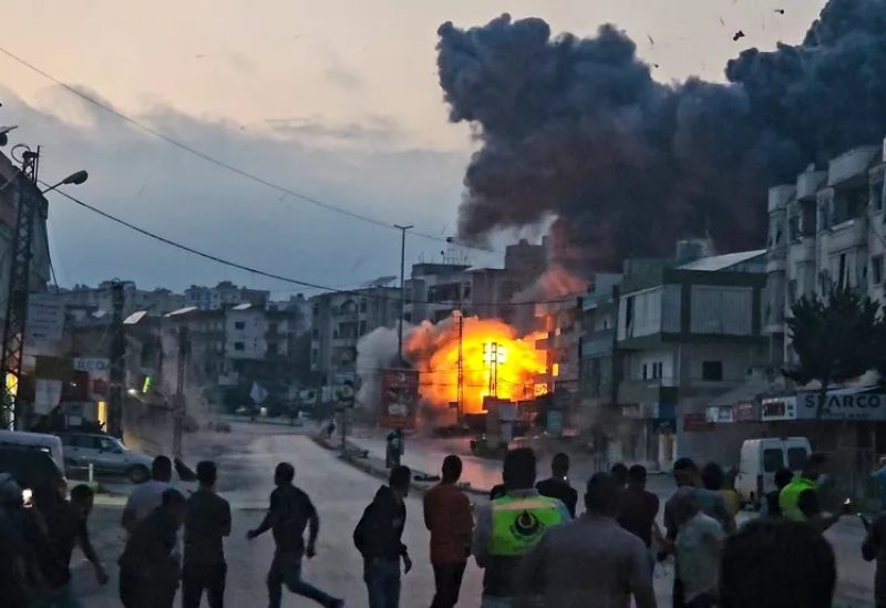 الطيران الاسرائيلي يقصف مبنى سكنيا في بلدة تول جنوب لبنان (الأناضول)