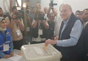 الرئيس نجيب ميقاتي خلال الادلاء بصوته في ثانوية حسن الحجة الرسمية في طرابلس