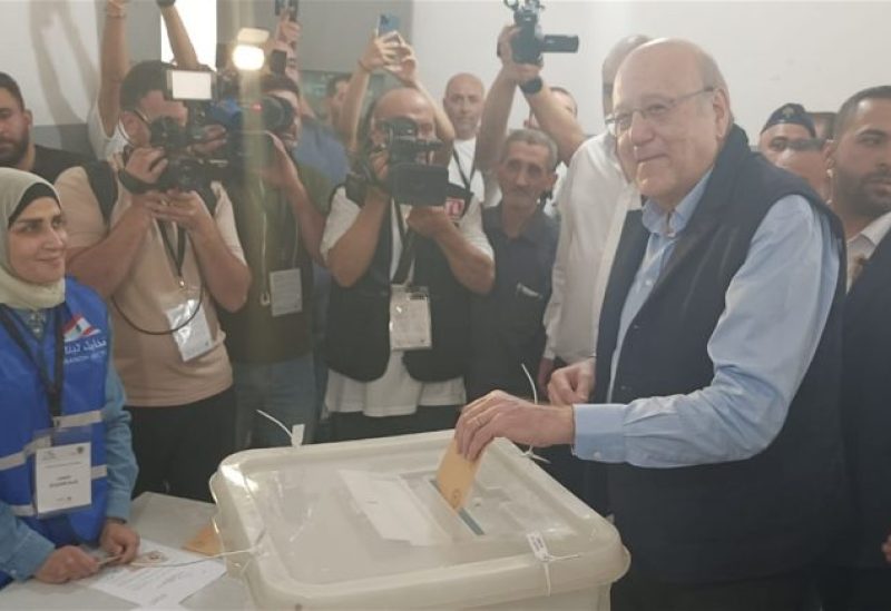 الرئيس نجيب ميقاتي خلال الادلاء بصوته في ثانوية حسن الحجة الرسمية في طرابلس