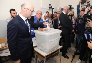 وزير الداخلية أحمد الحجار يقترع في بلدته شحيم