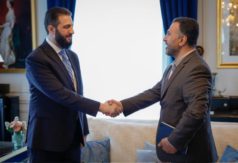 الرئيس السوري أحمد الشرع يلتقي فريد المذهان المعروف بـ"قيصر" على هامش زيارته إلى فرنسا