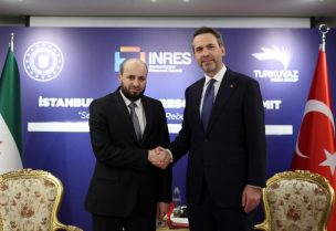 وزير الطاقة السوري محمد البشير مع نظيره التركي ألب أرسلان بيرقدار