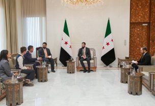 الرئيس السوري أحمد الشرع يستقبل رئيس لجنة الإنقاذ الدولية السيد ديفيد ميليباند والوفد المرافق له في قصر الشعب