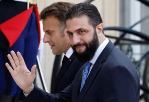 الرئيس الفرنسي إيمانويل ماكرون مستقبلاً بعد ظهر الأربعاء الرئيس السوري أحمد الشرع على مدخل قصر الإليزيه في باريس