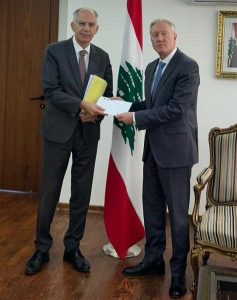  وزير الخارجية والمغتربين يوسف رجّي مع سفير فرنسا لدى لبنان هيرفيه ماغرو 