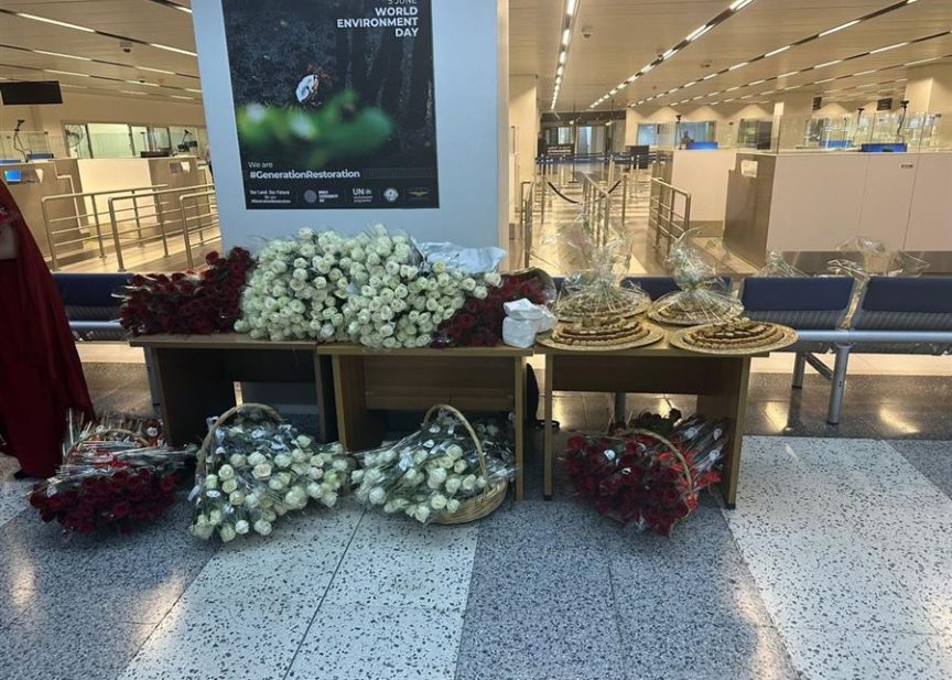 اللبنانيون يُستقبلون القادمين على متن الطائرة الاماراتية بالورود والبقلاوة تعبيرًا عن التقدير اللبناني لهذه الخطوة