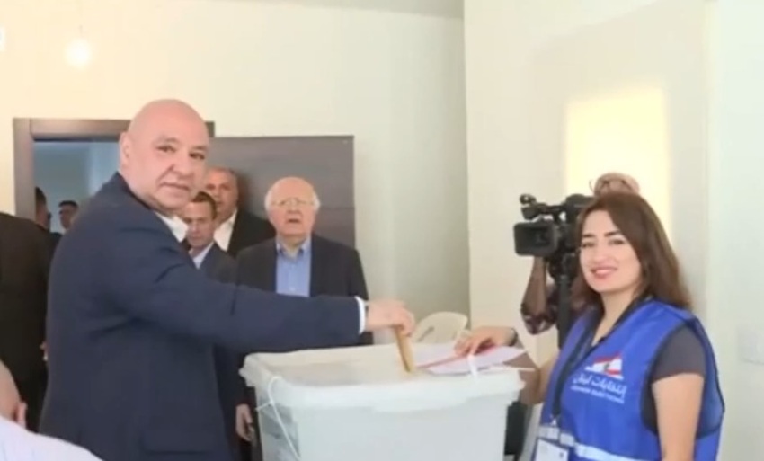 لحظة اقتراع رئيس الجمهورية العماد جوزاف عون في الانتخابات البلدية والاختيارية في بلدة العيشيّة الجنوبية