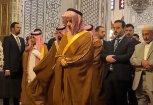 وزير الخارجية السعودي الأمير فيصل ين فرحان يصلي مع نظيره السوري أسعد الشيباني في المسجد الأموي بدمشق