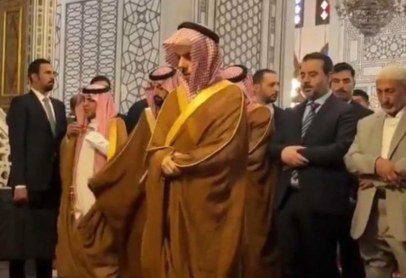 وزير الخارجية السعودي الأمير فيصل ين فرحان يصلي مع نظيره السوري أسعد الشيباني في المسجد الأموي بدمشق