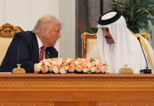 الرئيس دونالد ترامب يتحدث في حفل التوقيع مع أمير قطر الشيخ تميم بن حمد آل ثاني في الديوان الأميري في الدوحة، قطر، الأربعاء 14 مايو 2025 (أ ب)
