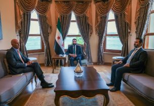 الرئيس السوري أحمد الشرع ووزير الخارجية أسعد الشيباني، يلتقيان بالمبعوث الخاص للولايات المتحدة الأمريكية إلى سوريا توماس باراك