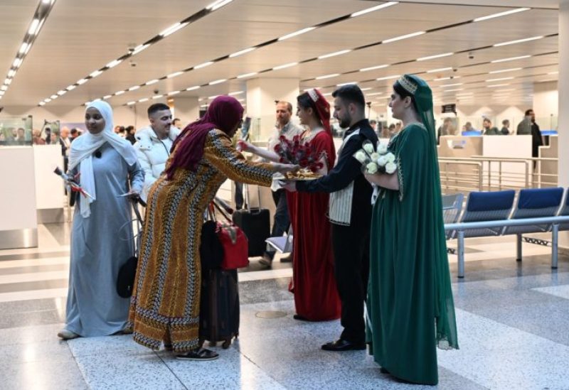 استقبال القادمين على متن الطائرة الاماراتية