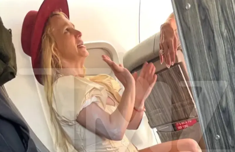  النجمة الأميركية بريتني سبيرز من داخل الطيارة أثناء مسادة كلامية مع طاقم الطيارة 