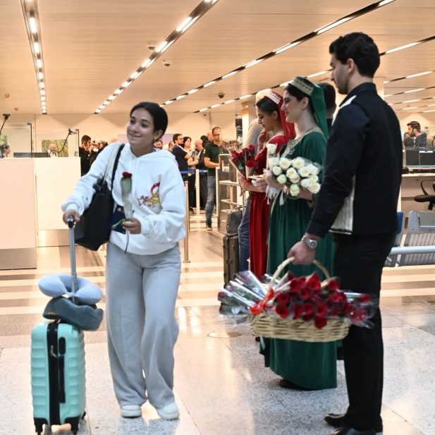 اللبنانيون يُستقبلون القادمين على متن الطائرة الاماراتية بالورود تعبيرًا عن التقدير اللبناني لهذه الخطوة