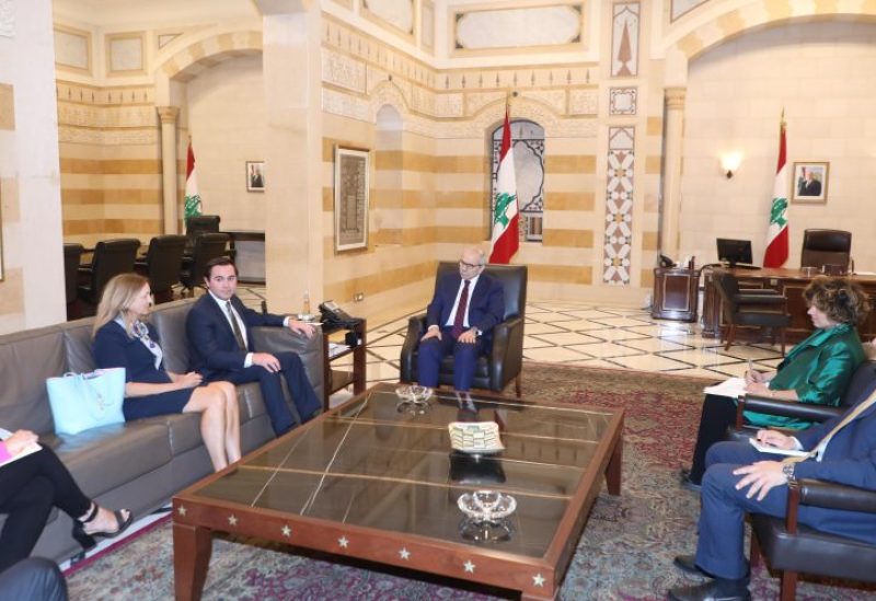 سلام خلال استقباله المدير العالمي لترخيص وتطوير " ستارلينك" سام ترونرSAM TURNER، في حضور السفيرة الأميركية في لبنان ليزا جونسون.