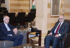رئيس مجلس الوزراء نواف سلام في السراي مع السفير الفرنسي هيرفيه ماغرو