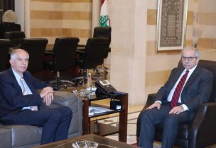 رئيس مجلس الوزراء نواف سلام في السراي مع السفير الفرنسي هيرفيه ماغرو
