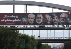 صور قادة قتلى في إيران جراء الضربات الإسرائيلية تُعرض في أحد شوارع طهران - رويترز في 15 يونيو 2025.