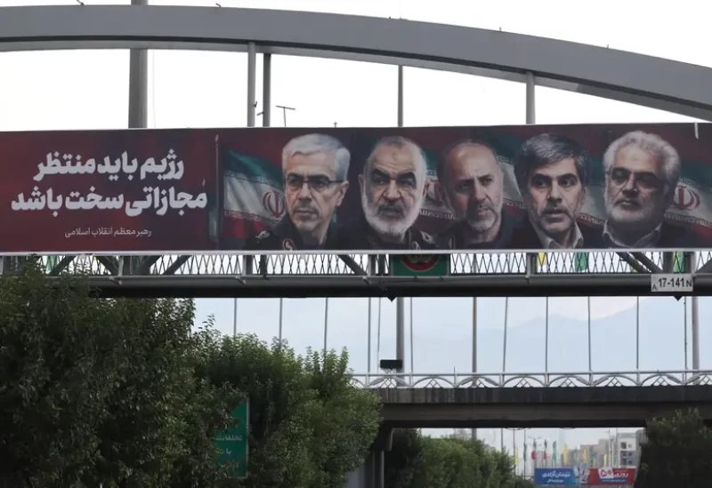 صور قادة قتلى في إيران جراء الضربات الإسرائيلية تُعرض في أحد شوارع طهران - رويترز في 15 يونيو 2025.