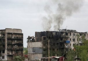 مبانٍ سكنية متضررة جراء الضربات العسكرية الروسية في بلدة ميرنوهراد الواقعة على خط المواجهة في منطقة دونيتسك، أوكرانيا، 29 مايو/أيار 2025. رويترز
