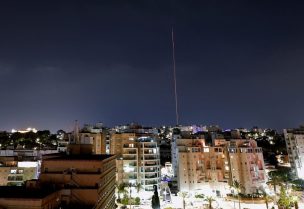 اعتراض صاروخ، قال الجيش الإسرائيلي إنه أُطلق من اليمن، من مدينة عسقلان، إسرائيل، 3 يونيو/حزيران 2025. رويترز