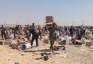 فلسطينيون يتجمعون لجمع ما تبقى من إمدادات الإغاثة من مركز التوزيع التابع لمؤسسة غزة الإنسانية المدعومة من الولايات المتحدة في رفح، جنوب قطاع غزة، 5 يونيو/حزيران 2025. رويترز