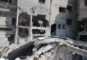 فلسطينيون يتفقدون الأضرار في موقع غارة إسرائيلية على منزل في مدينة غزة، 7 يونيو/حزيران 2025. رويترز