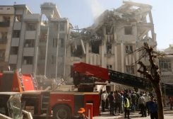 رجال الإنقاذ يعملون في موقع مبنى متضرر في أعقاب الغارات الإسرائيلية في طهران، إيران، 13 يونيو/حزيران 2025. رويترز