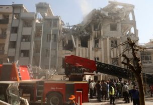 رجال الإنقاذ يعملون في موقع مبنى متضرر في أعقاب الغارات الإسرائيلية في طهران، إيران، 13 يونيو/حزيران 2025. رويترز