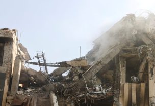 الدخان يتصاعد من مبنى متضرر في أعقاب الغارات الإسرائيلية في طهران، إيران، 13 يونيو/حزيران 2025. رويترز