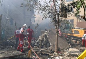 رجال الإنقاذ يعملون في موقع مبنى متضرر، في أعقاب الغارات الإسرائيلية في طهران، إيران، 13 يونيو 2025. رويترز