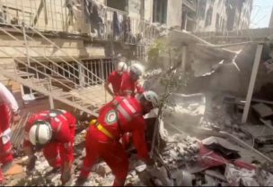 عمال الإنقاذ يعملون في موقع مبنى متضرر في أعقاب الغارات الإسرائيلية في طهران، إيران، 14 يونيو 2025. رويترز