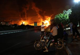 حريق يشتعل في مستودع نفط شهران في طهران بعد الهجوم الإسرائيلي. رويترز