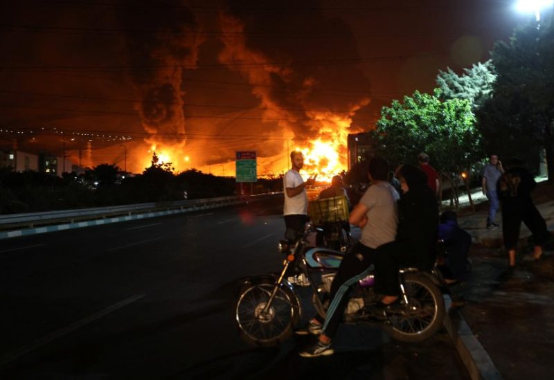 حريق يشتعل في مستودع نفط شهران في طهران بعد الهجوم الإسرائيلي. رويترز