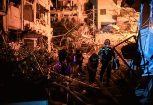 أفراد الإنقاذ يساعدون الإسرائيليين المصابين على إخلاء مبنى سكني متضرر في موقع ارتطام بعد هجوم صاروخي من إيران على إسرائيل، وسط إسرائيل في 15 يونيو/حزيران 2025. رويترز