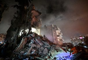 أفراد الإنقاذ يعملون في مبنى سكني بعد هجوم صاروخي من إيران على إسرائيل، وسط إسرائيل في 15 يونيو / حزيران 2025. رويترز