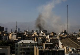 دخان يتصاعد من انفجار بعد الضربات الإسرائيلية على إيران، في طهران، إيران، 15 يونيو/حزيران 2025. رويترز