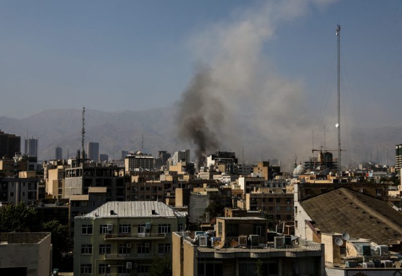 دخان يتصاعد من انفجار بعد الضربات الإسرائيلية على إيران، في طهران، إيران، 15 يونيو/حزيران 2025. رويترز