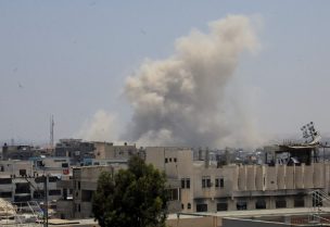 الدخان يتصاعد في أعقاب الغارات الإسرائيلية في خان يونس جنوب قطاع غزة، 16 يونيو/حزيران 2025. رويترز