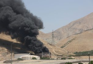 الدخان يتصاعد في أعقاب ما وصفته إيران بهجوم إسرائيلي على مستودع شاران النفطي في طهران. رويترز