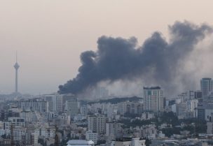 الدخان يتصاعد في أعقاب هجوم إسرائيلي على مبنى هيئة الإذاعة والتلفزيون الإيرانية في طهران، إيران، 16 يونيو 2025. رويترز