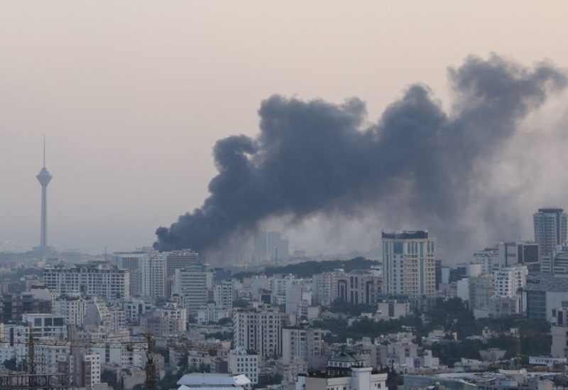 الدخان يتصاعد في أعقاب هجوم إسرائيلي على مبنى هيئة الإذاعة والتلفزيون الإيرانية في طهران، إيران، 16 يونيو 2025. رويترز