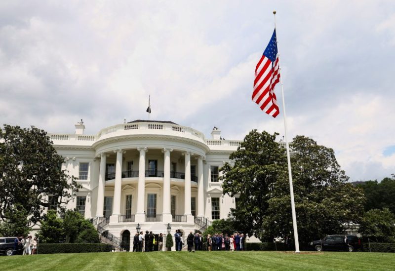 علم الولايات المتحدة مرفوع على سارية علم جديدة مثبتة في الحديقة الجنوبية للبيت الأبيض في واشنطن