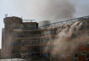 الدخان يتصاعد من مركز سوروكا الطبي في أعقاب ضربة صاروخية من إيران على إسرائيل، في بئر السبع، إسرائيل، 19 يونيو/حزيران 2025. رويترز