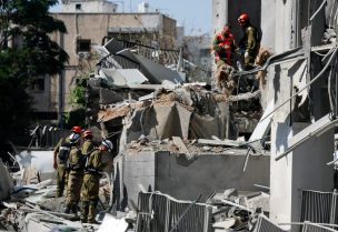 موظفو الطوارئ يعملون في موقع ارتطام بعد سقوط صاروخ إيراني على إسرائيل، في رمات غان، إسرائيل، 19 يونيو/حزيران 2025. رويترز