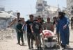 مشيعون ينقلون جثمانًا على سرير طبي، خلال جنازة فلسطينيين استشهدوا بنيران إسرائيلية أمس، أثناء سعيهم للحصول على مساعدات في شمال غزة، في مدينة غزة، 19 يونيو/حزيران 2025. رويترز