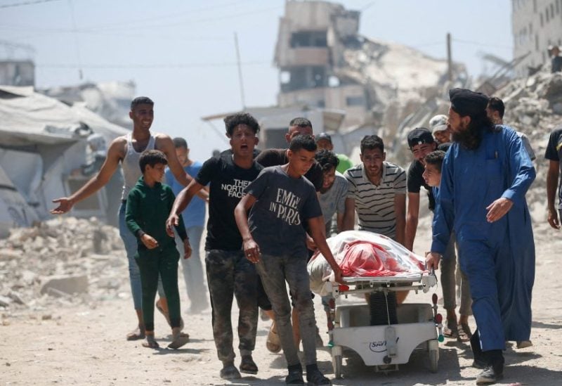 مشيعون ينقلون جثمانًا على سرير طبي، خلال جنازة فلسطينيين استشهدوا بنيران إسرائيلية أمس، أثناء سعيهم للحصول على مساعدات في شمال غزة، في مدينة غزة، 19 يونيو/حزيران 2025. رويترز