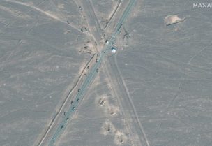 صورة التقطتها الأقمار الاصطناعية تُظهر حواجز جديدة للمركبات والشاحنات على الطريق على بعد 1.1 كيلومتر من منشأة فوردو النووية بالقرب من مدينة قم الإيرانية في 20 يونيو/حزيران 2025. ماكسار تكنولوجيز عبر رويترز