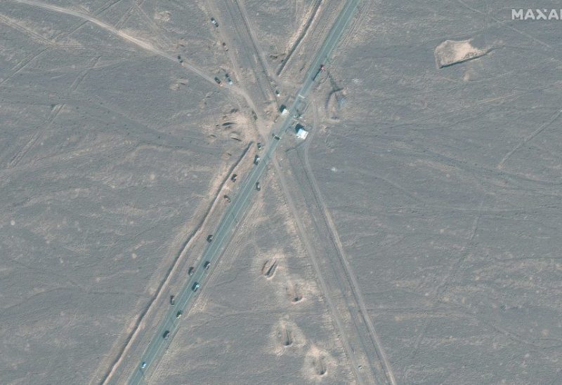 صورة التقطتها الأقمار الاصطناعية تُظهر حواجز جديدة للمركبات والشاحنات على الطريق على بعد 1.1 كيلومتر من منشأة فوردو النووية بالقرب من مدينة قم الإيرانية في 20 يونيو/حزيران 2025. ماكسار تكنولوجيز عبر رويترز